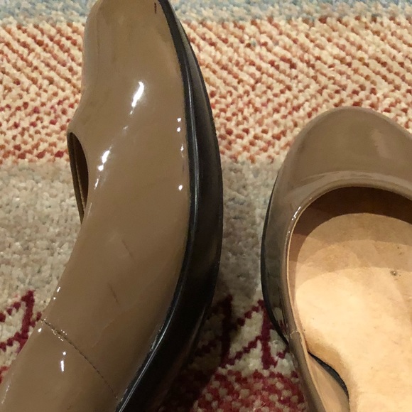Soft spot patent leather heels in taupe size 8 - Picture 4 of 7